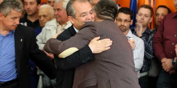 Emil Boc l-a îmbrăţişat pe Alin Tişe după aflarea rezultatelor