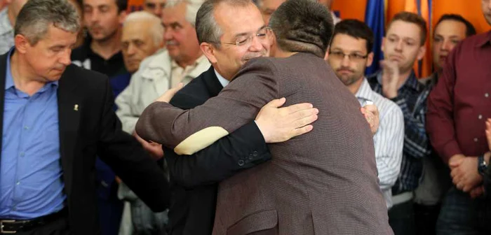 Emil Boc l-a îmbrăţişat pe Alin Tişe după aflarea rezultatelor
