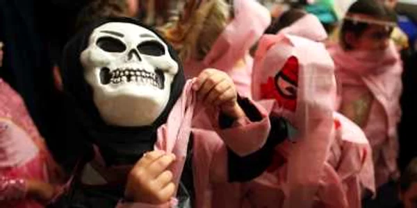 Distracţia şi costumele originale sunt la mare cinste în noaptea de Halloween. Foto: Arhivă.