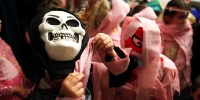 Distracţia şi costumele originale sunt la mare cinste în noaptea de Halloween. Foto: Arhivă.