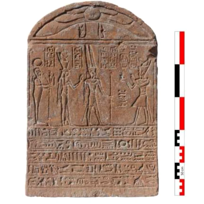 Stela descoperită la Luxor (© Ministerul Turismului și Antichităților din Egipt)