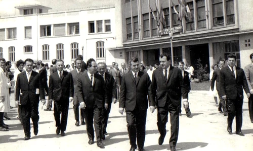 Foto sus: Nicolae Ceauşescu, secretar general al P.C.R, vizitând Institutul de fizică atomică (© „Fototeca online a comunismului românesc”, cota: 27/1970)