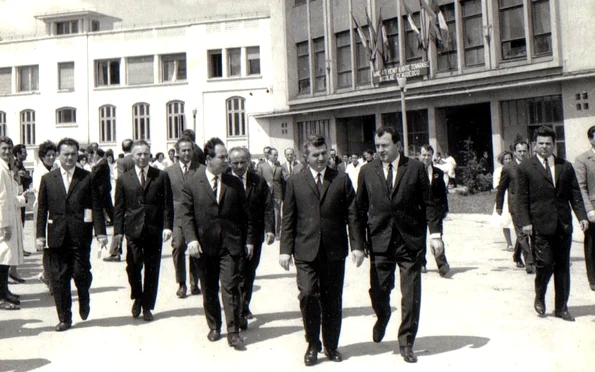 Foto sus: Nicolae Ceauşescu, secretar general al P.C.R, vizitând Institutul de fizică atomică (© „Fototeca online a comunismului românesc”, cota: 27/1970)