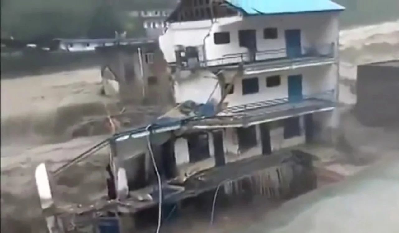 Casa a fost luată de ape FOTO Captură video