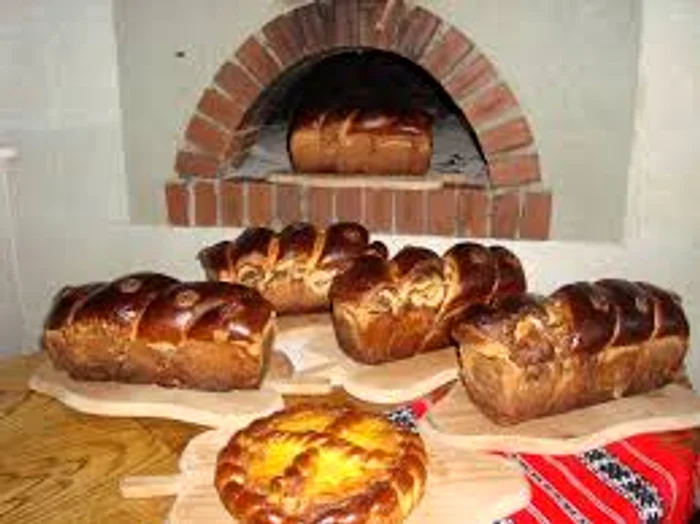 În Joia Mare se duc la Biserică pasca și cozonacii pentru a fi sfințiți de preoțiSursa foto: Click.ro