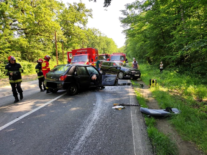 Impact violent în Sibiu la intersecția unui drum care duce spre Păltiniș Foto ISU Sibiu jpeg