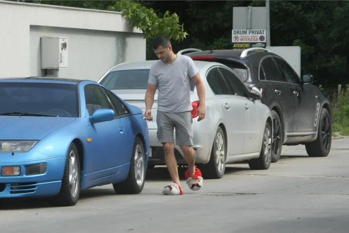 Liviu Vârciu, în papuci de casă cu „maimuțoi”