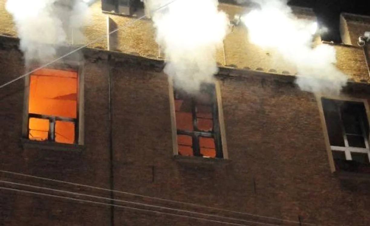
    Incendiul s-a produs într-un bloc de locuinţe dintr-o localitate din apropiere de Milano  