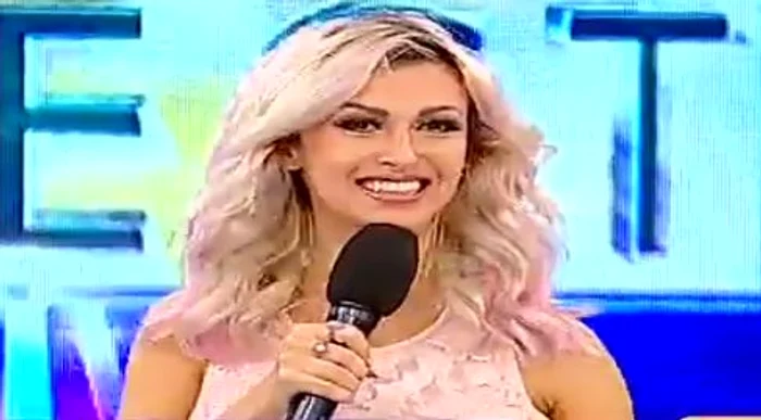 Andreea s-a îmbrăcat în roz dintr-un motiv bun