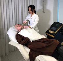 Catinca Roman, la medicul estetician Foto: Alina Erimia