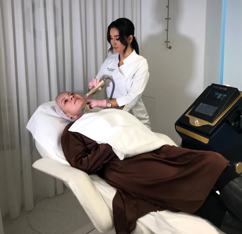 Catinca Roman, la medicul estetician Foto: Alina Erimia
