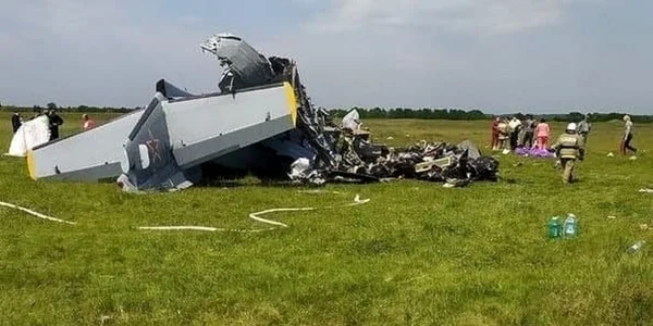 Un avion bimotor de tip L-410 s-a prăbuşit sâmbătă în Rusia în regiunea Kemerovo din sud-vestul Siberiei. Foto Twitter