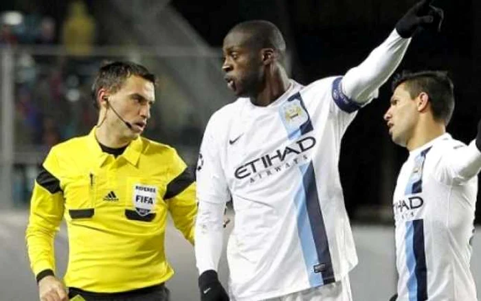 Yaya Toure îi arată lui Haţegan de unde vin scandările rasite FOTO telegraph.co.uk