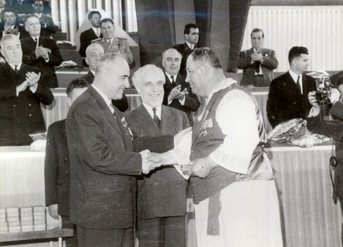 Înmânarea de ordine şi medalii cu prilejul încheierii cooperativizării agriculturii, la 5 martie 1962 (© „Fototeca online a comunismului românesc”, cota: 4/1962)