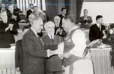 Înmânarea de ordine şi medalii cu prilejul încheierii cooperativizării agriculturii, la 5 martie 1962 (©  „Fototeca online a comunismului românesc”, cota: 4/1962)  