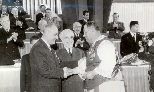 Înmânarea de ordine şi medalii cu prilejul încheierii cooperativizării agriculturii, la 5 martie 1962 (©  „Fototeca online a comunismului românesc”, cota: 4/1962)  