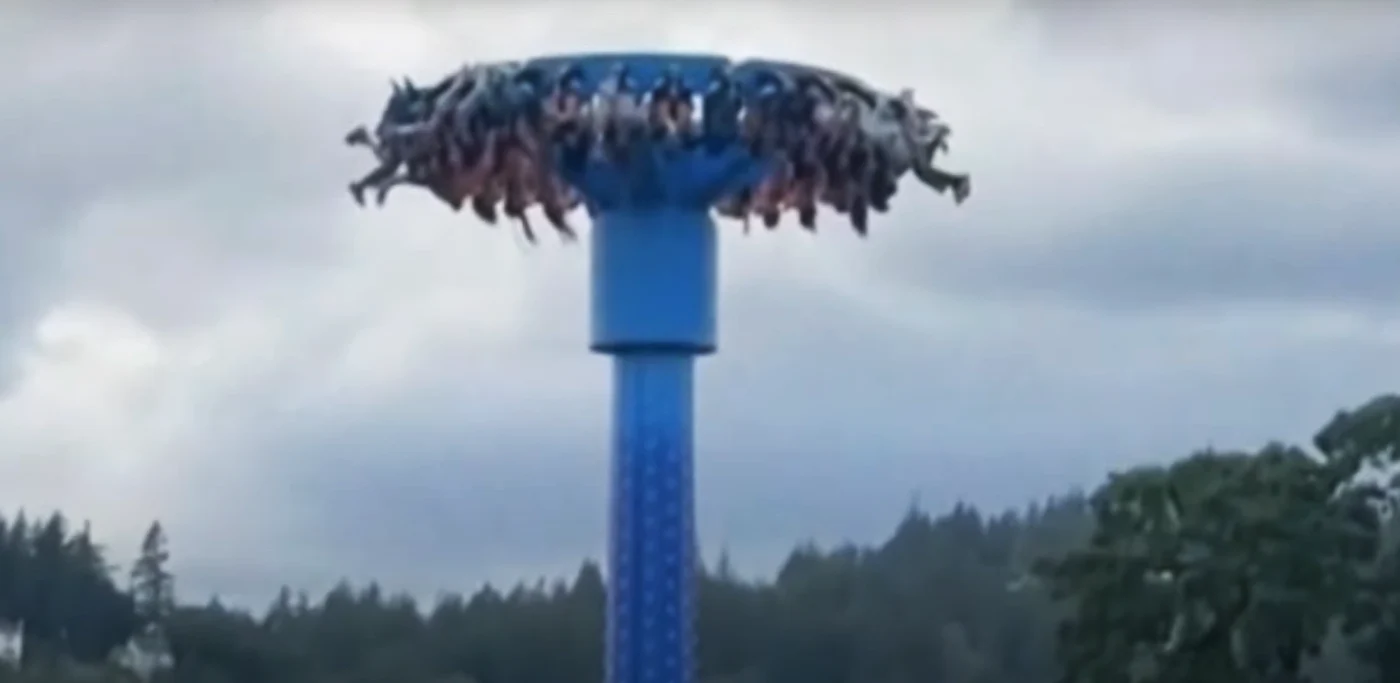 Zeci de oameni blocați  într-un parc de distracții. FOTO captură ABC 7 Chicago / Youtube