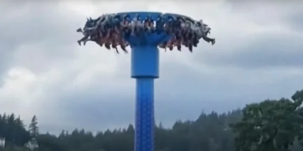 Zeci de oameni blocați cu capul în jos, într-un parc de distracții. FOTO captură ABC 7 Chicago / Youtube
