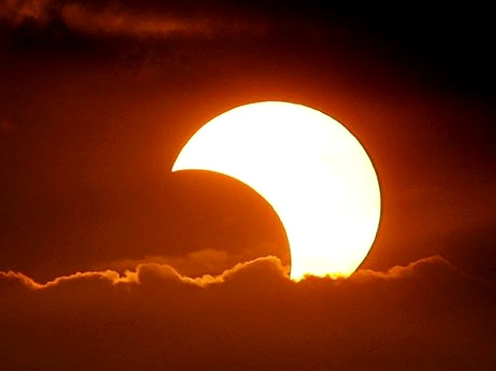 În România, în aceste imagini de la eclipsa de soare s-a observat cum Luna a acoperit doar pe jumătate astrul ceresc