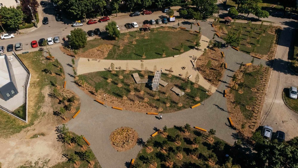 Parc superb în locul unui teren viran ajuns rampă ilegală de deșeuri. S-a făcut în urma voturilor locuitorilor din zonă FOTO