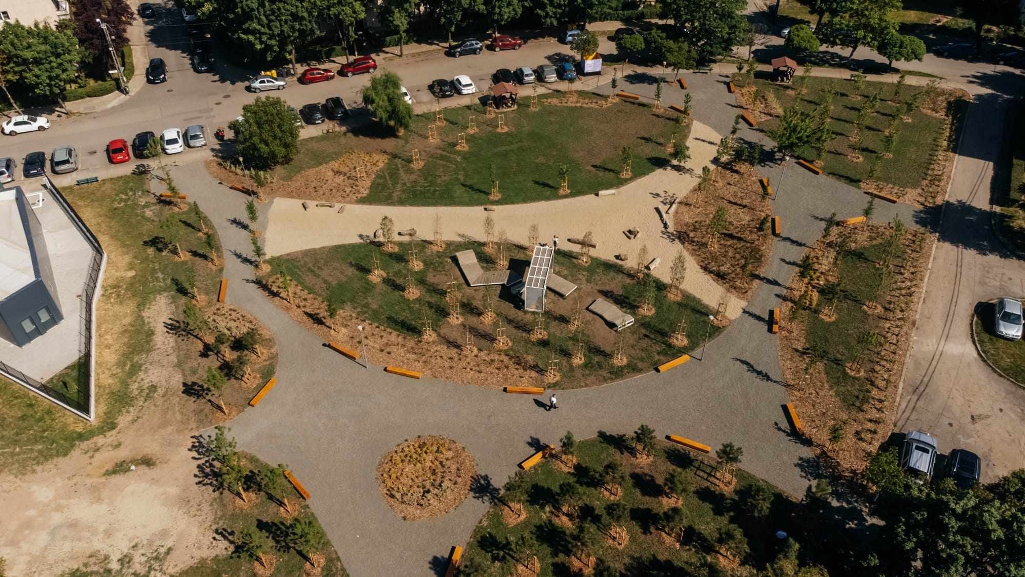 Oamenii au transformat un teren pustiu într-un parc frumos Oamenii au transformat un teren pustiu într-un parc frumos