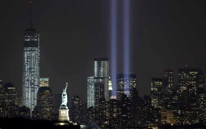 Două reflectoare puternice marchează locul în care se aflau turnurile gemene World Trade Center înaintea atacului terorist de la 11 septembrie 2001 FOTO Reuters