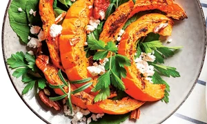 salata cu dovleac copt ssi nuci pecan jpg