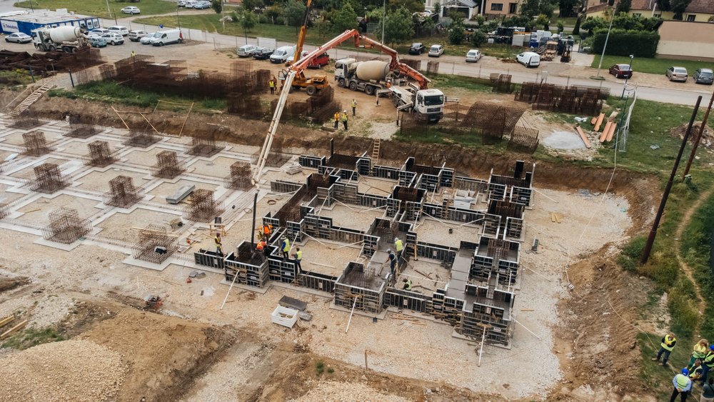 Lucrările la cele două stadione din Timișoara avensează în ritm bun. Al treilea așteaptă o dispoziție de demolare FOTO