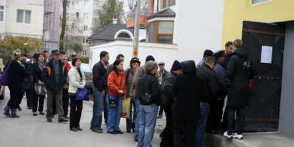 Şomerii stau ore întregi la cozi pentru a-şi depune dosarele