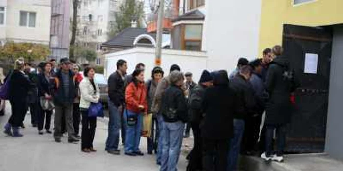 Şomerii stau ore întregi la cozi pentru a-şi depune dosarele