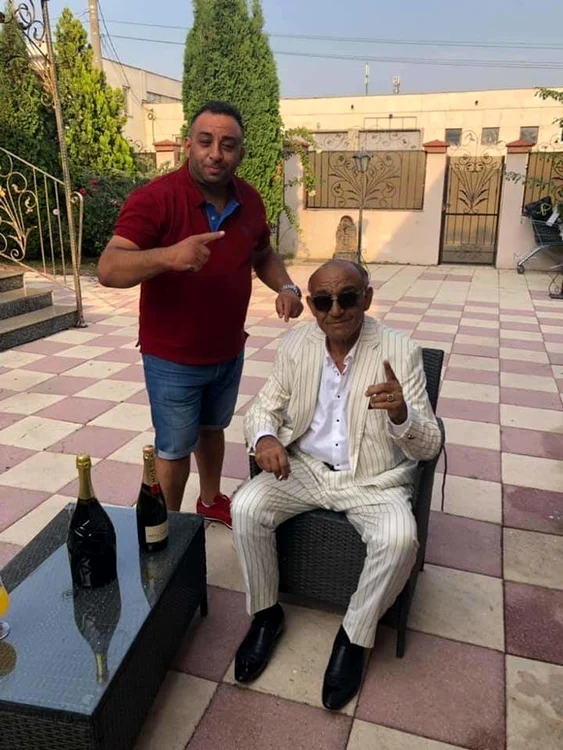 
    Nicolae Duduianu (pe scaun) și fiul său, Florin Mototolea (Emi Pian), ambii decedați  Foto: arhivă   