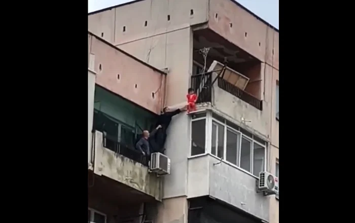 Copilul a rămas agățat de balcon Foto: captura video