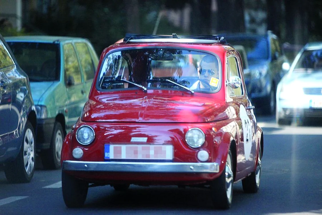
    Alexandru, (16 ani), fiul preşedintelui PSD, Mircea Geoană, merge la şcoală cu o maşină Fiat 500 fabricată în  anii ‘70  