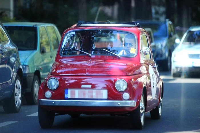 Alexandru, (16 ani), fiul preşedintelui PSD, Mircea Geoană, merge la şcoală cu o maşină Fiat 500 fabricată în anii ‘70