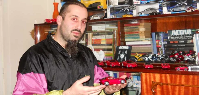 Damian Donca a aşteptat modelul de Alfa Romeo ce îl ţine în mână doi ani. În spate se află colecţia de Ferarri-uri.