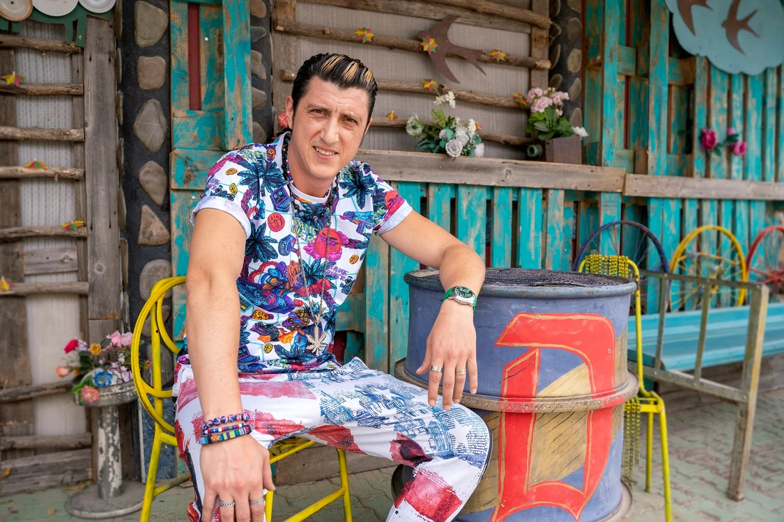 
    Costi Diță filmează câte opt luni pe an pentru serial  