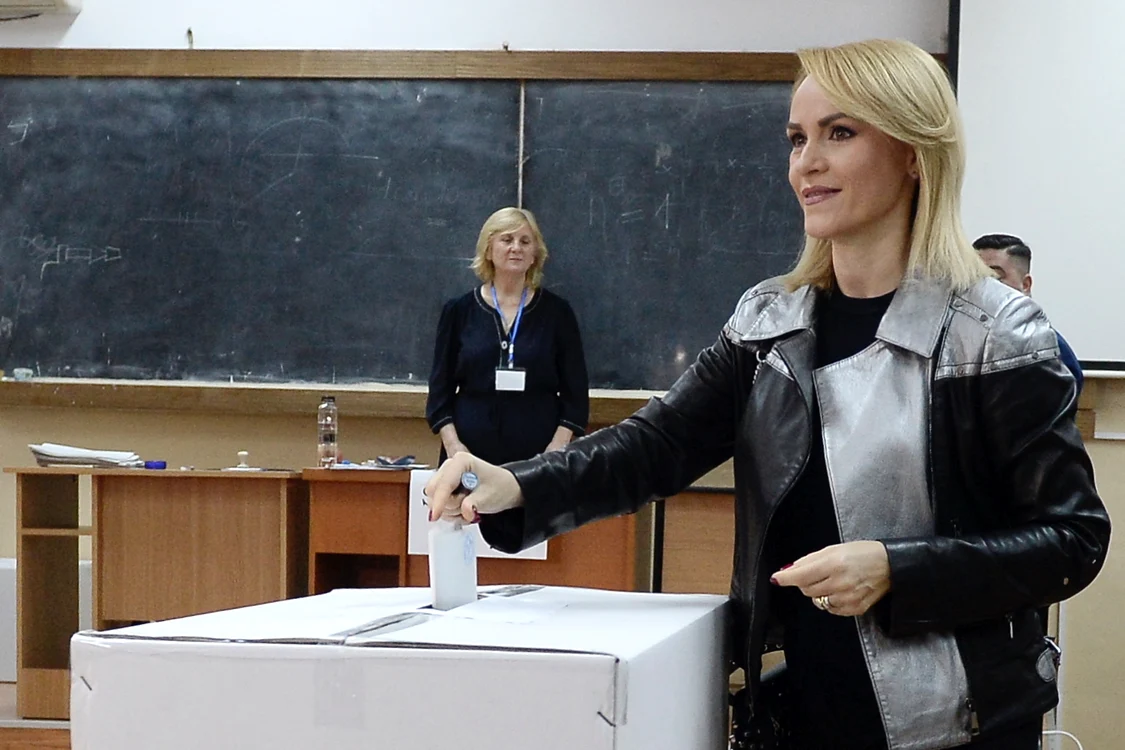 Gabriela Firea a ales o ținută rock pentru vizita la secția de votare
