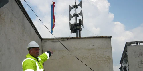 Şeful serviciului de protecţie civilă arată unde a fost montată o sirenă performantă