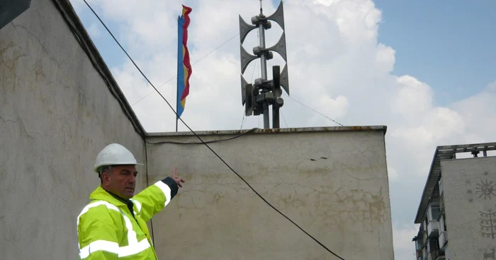 Şeful serviciului de protecţie civilă arată unde a fost montată o sirenă performantă