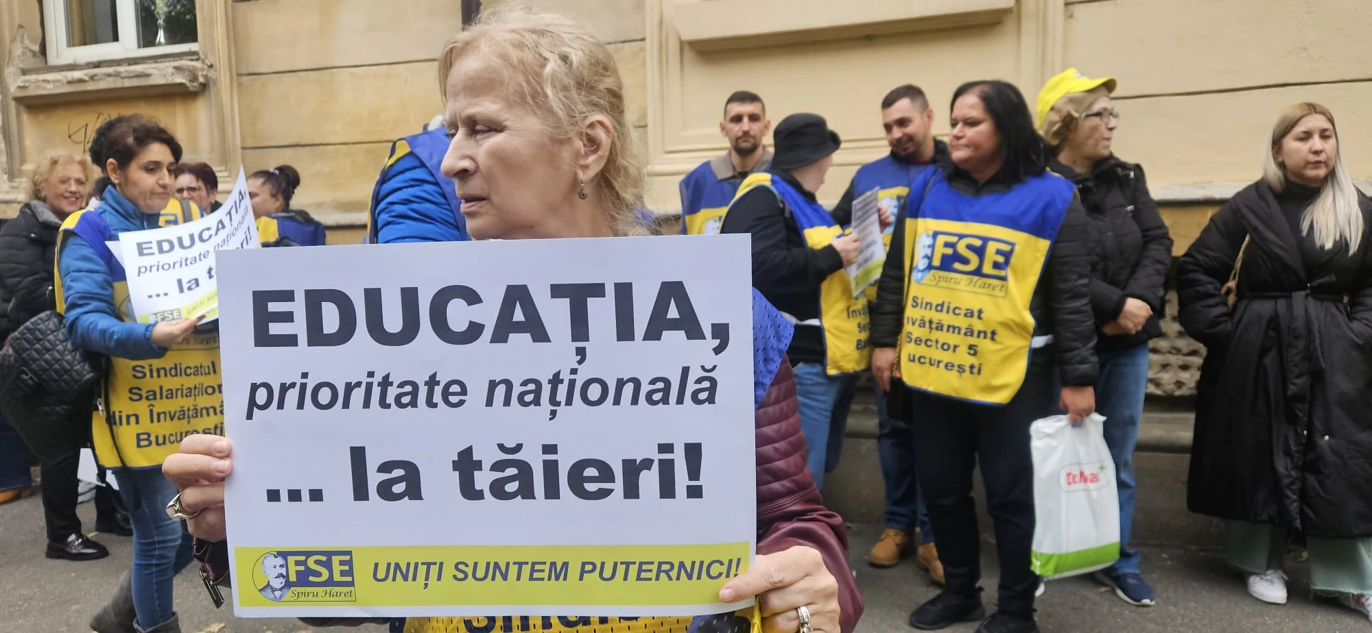 Sindicaliștii din educație au pichetat Ministerul condus de Daniel David. Profesorii cer abrogarea Legii 141/2025 și respect pentru munca din școli