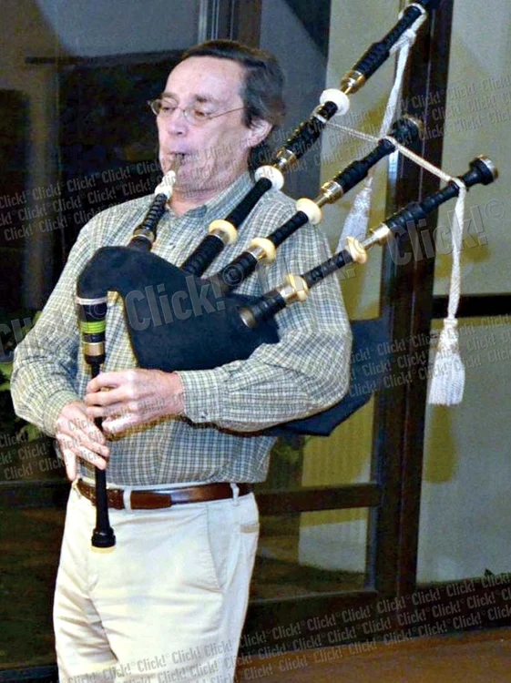 
    Henry a cântat la  cimpoi în vacanţa  petrecută în  Transilvania  