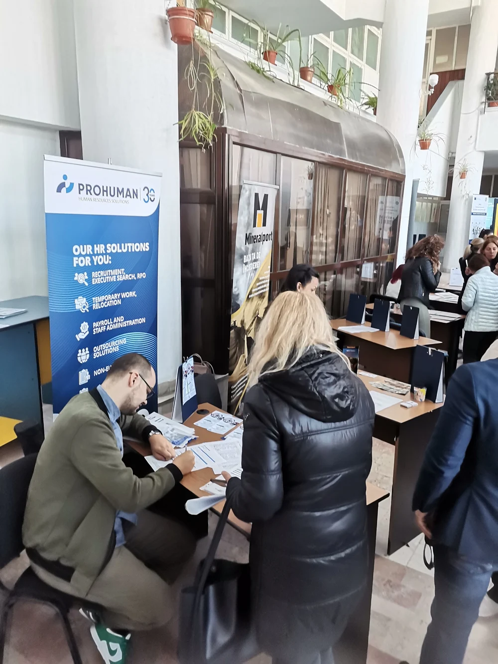 Ce caută angajatorii din județele Olteniei și cât oferă. „Am angajat multe doamne pe poziții pe care până acum le ocupau bărbații”