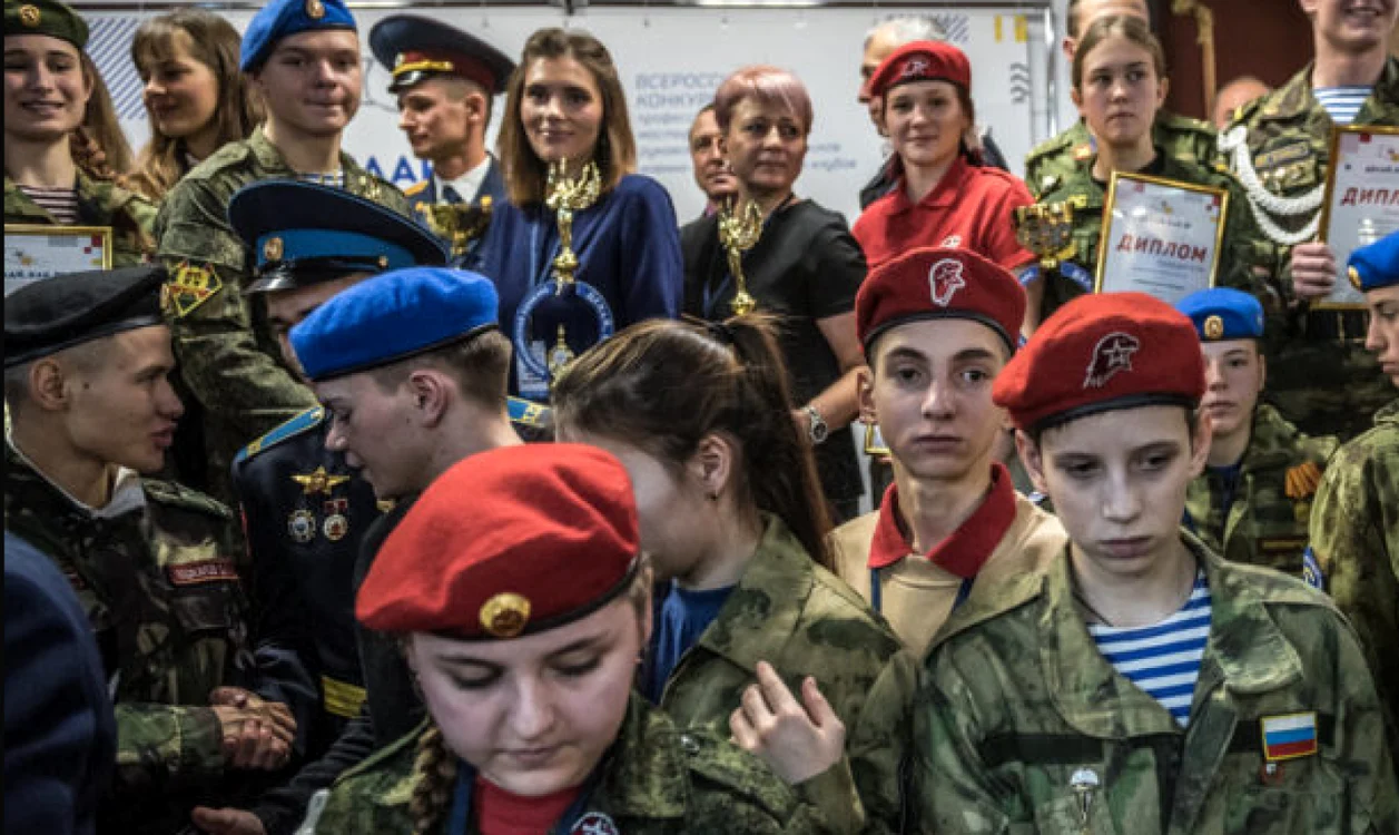 Tineri ruşi primesc premii la competiţii de educaţie patriotică FOTO captură New York Times