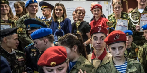 Tineri ruşi primesc premii la competiţii de educaţie patriotică FOTO captură New York Times