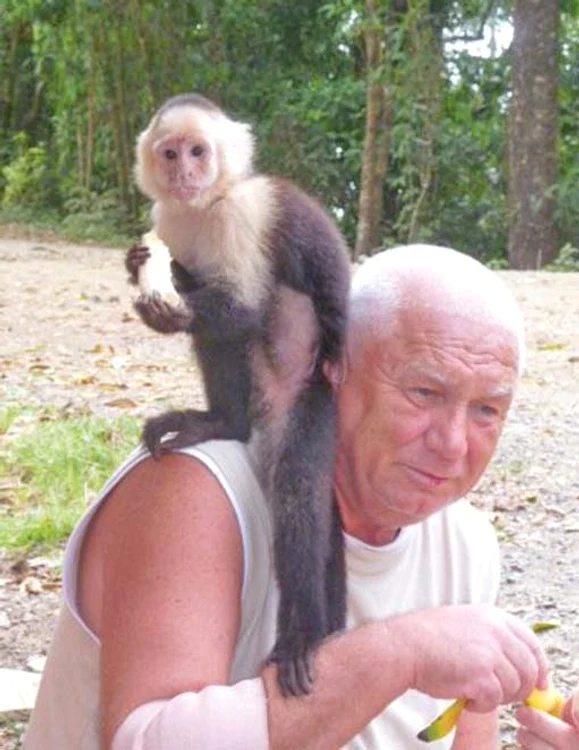 Cornel e topit după  maimuţica lui