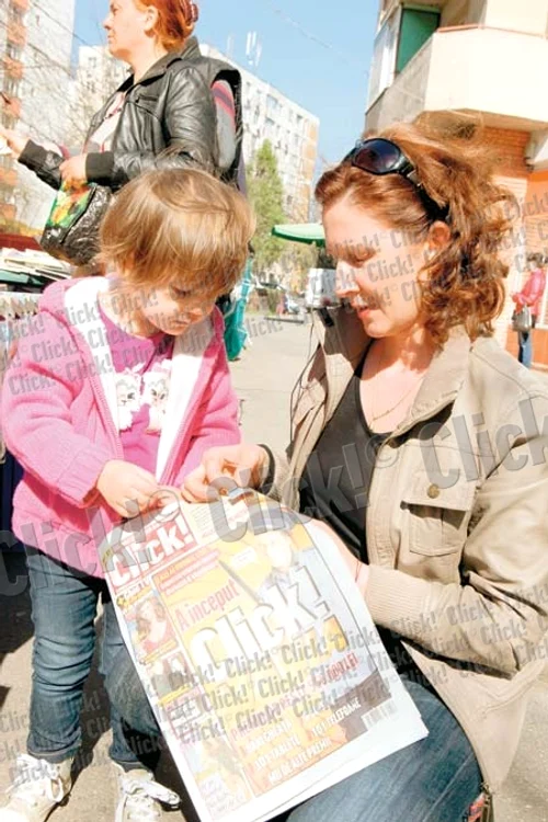 
    Gabriela Muntean (40 de ani)  a fost ajutată de fetiţa ei de 3 ani  să dezlipească lozul Click!mania (Fotografii: Dorin Constanda, Florin Şuler)  