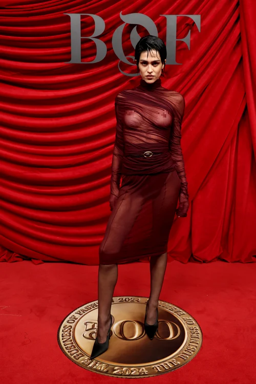 Amelia Gray Hamlin, într-o rochie vișinie și transparentă