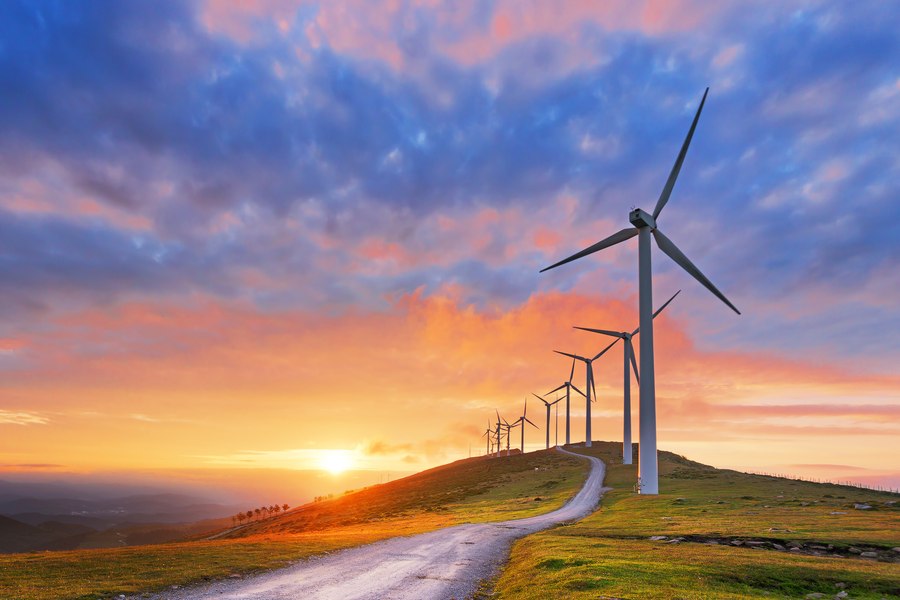 Ministerul Energiei anunță investiții record în energia eoliană și solară, cu prețuri cu până la 50% mai mici