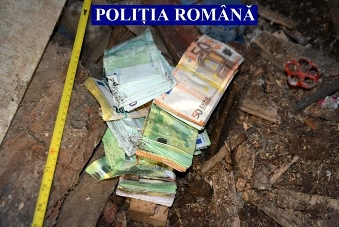 Politiştii au găsit 80.000 de euro la locuinţa acestuia