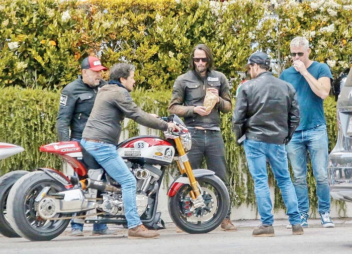 Ronţăie ceva dintr-o pungă, cu pielea la vedere